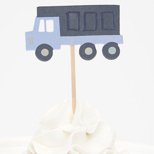 Meri Meri cupcake topper van een blauwe kiepwagen op een cupcake met witte frosting.