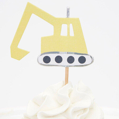 Meri Meri cupcake topper van een gele graafmachine op een cupcake met witte frosting.