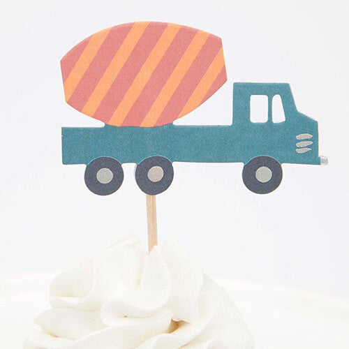 Meri Meri cupcake topper van een blauwe cementwagen op een cupcake met witte frosting.