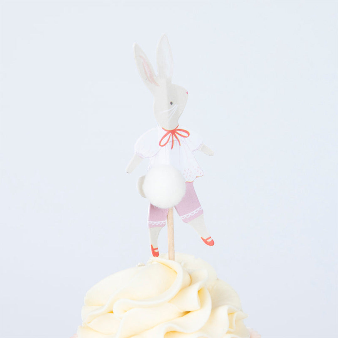 Detail van een Meri Meri cupcake topper met een konijnfiguur op een cupcake.