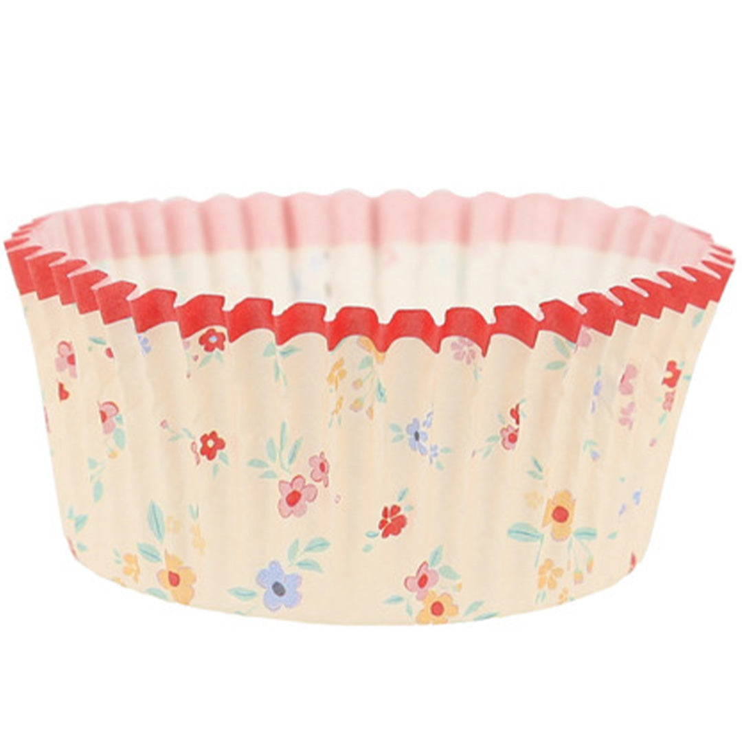 Meri Meri gebloemd cupcake vormpje met een rode rand.