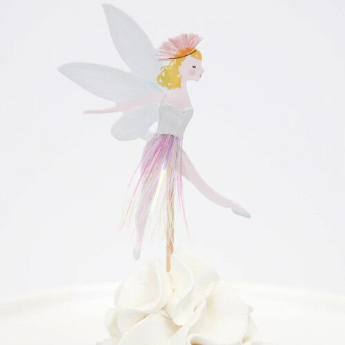 Detail van een cupcake met een blonde feeën topper met lichte vleugels en een roze rokje.