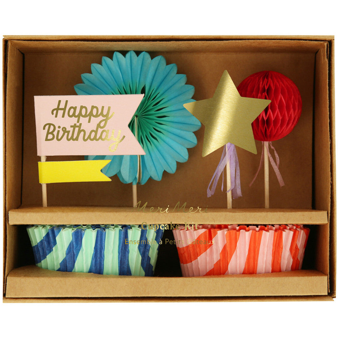Meri Meri cupcake set Happy Birthday in een kartonnen doos met gestreepte wrappers en diverse toppers.
