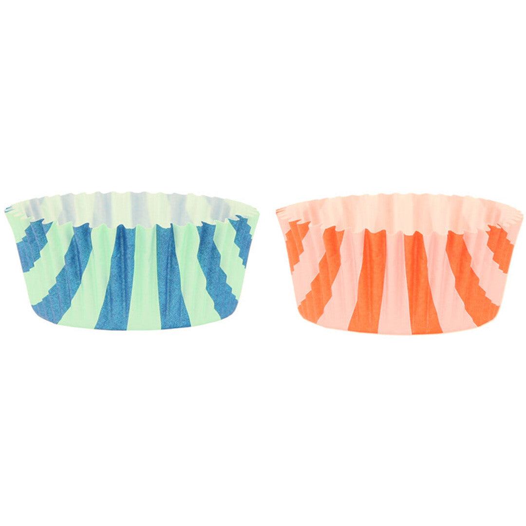 Twee Meri Meri gestreepte cupcake wrappers, één blauw-groen en één oranje-roze.