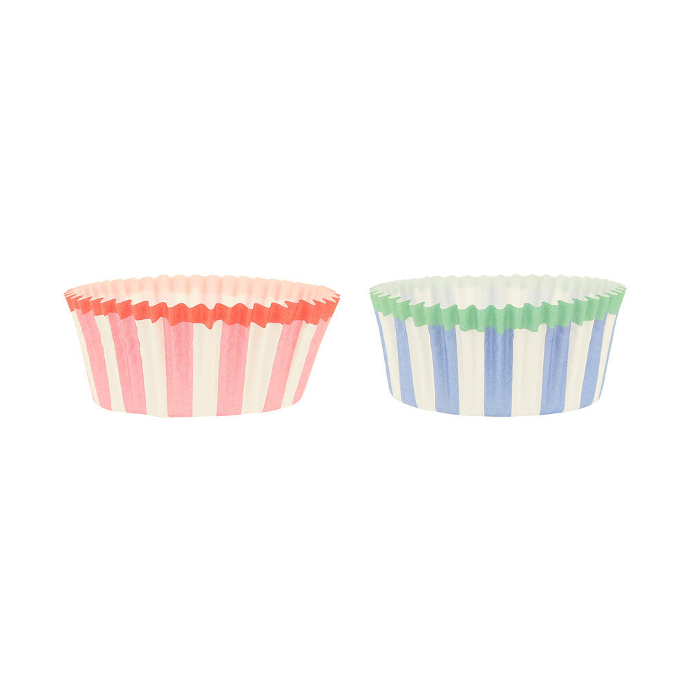 Twee gestreepte Meri Meri cupcake wrappers, één roze-wit en één blauw-groen-wit.