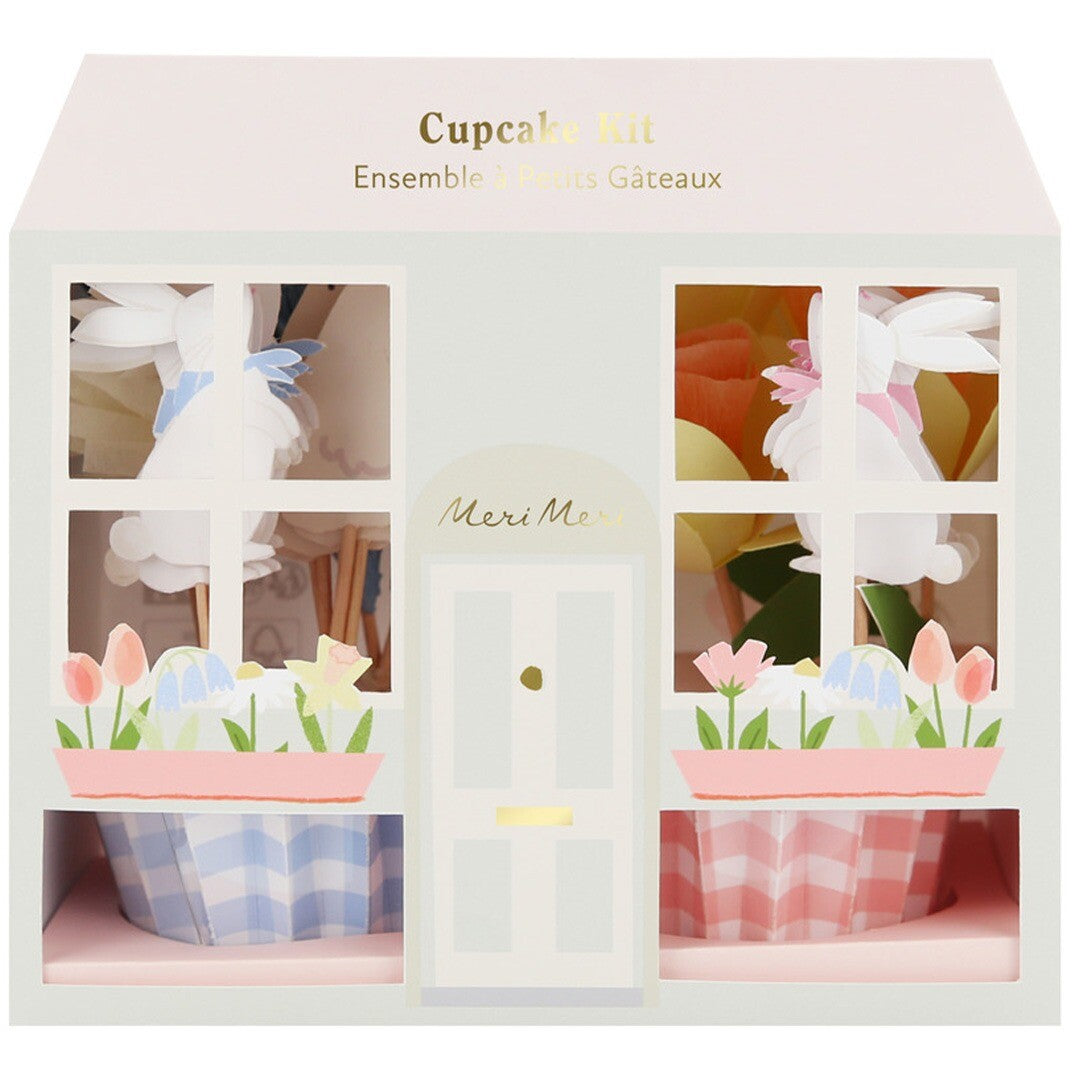 Meri Meri cupcake kit verpakking in de vorm van een paashuisje met ramen en bloembakken.