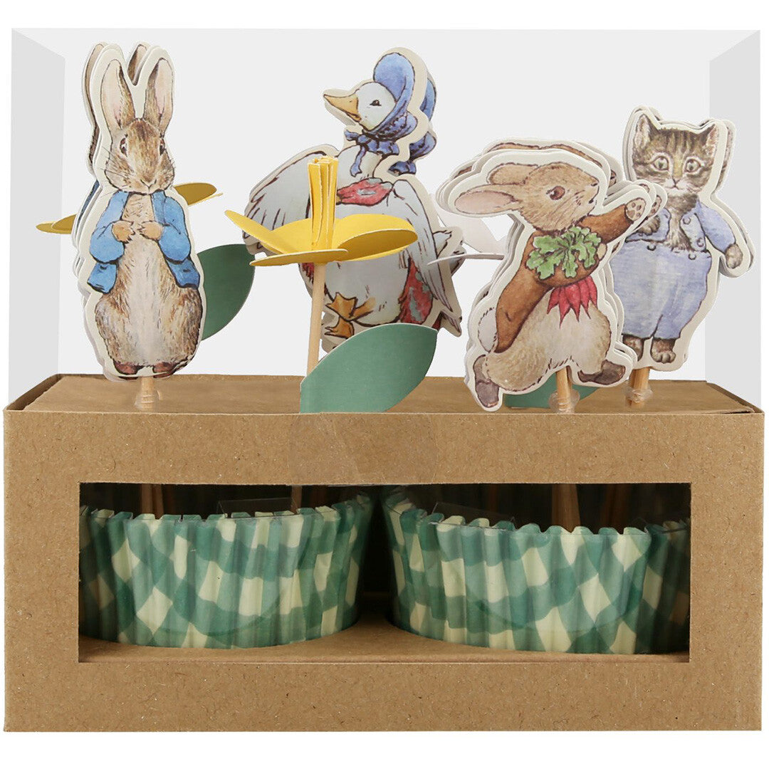 Verpakking van de meri meri Pieter Konijn cupcake set met vier karaktertoppers en groene geruite cupcakevormpjes.