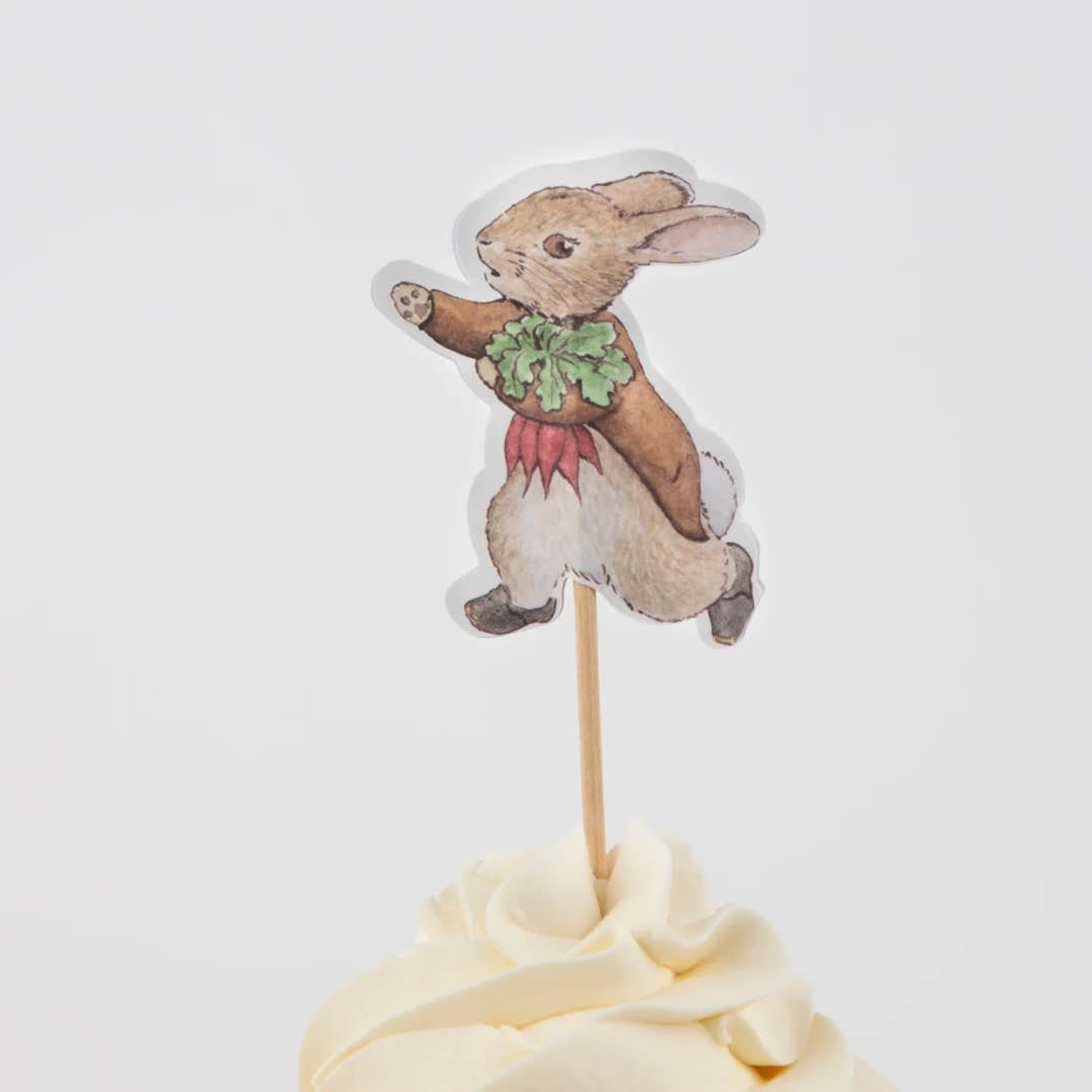 Detail van een cupcake met een topper van een rennend konijn uit de Pieter Konijn serie.
