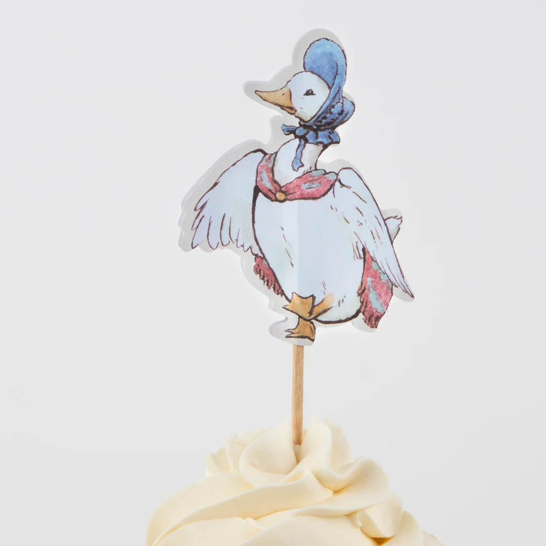 Detail van een cupcake met een topper van een eend in een blauwe muts uit de Pieter Konijn serie.