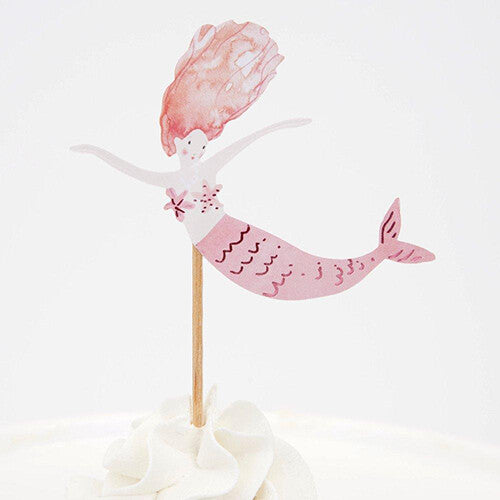 Detail van een roze zeemeermin cupcake topper met rood haar.