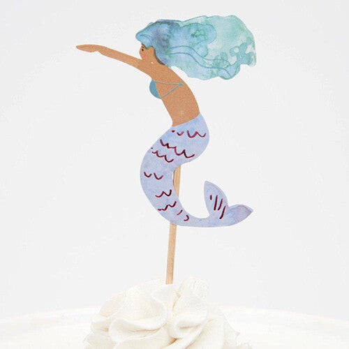 Detail van een zeemeermin cupcake topper met bruine huid en blauw haar.