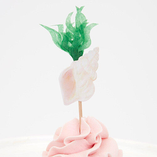 Detail van een schelp cupcake topper met groen zeewier.
