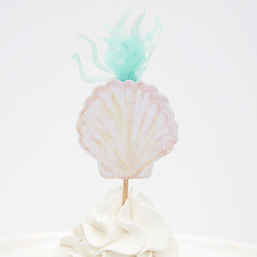 Detail van een schelp cupcake topper met lichtblauw zeewier.