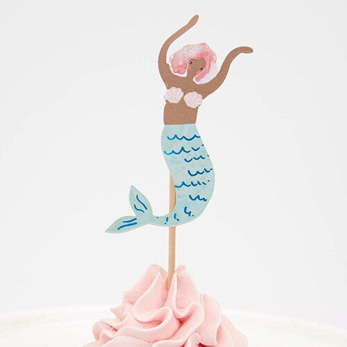 Detail van een zeemeermin cupcake topper met bruine huid en roze haar.