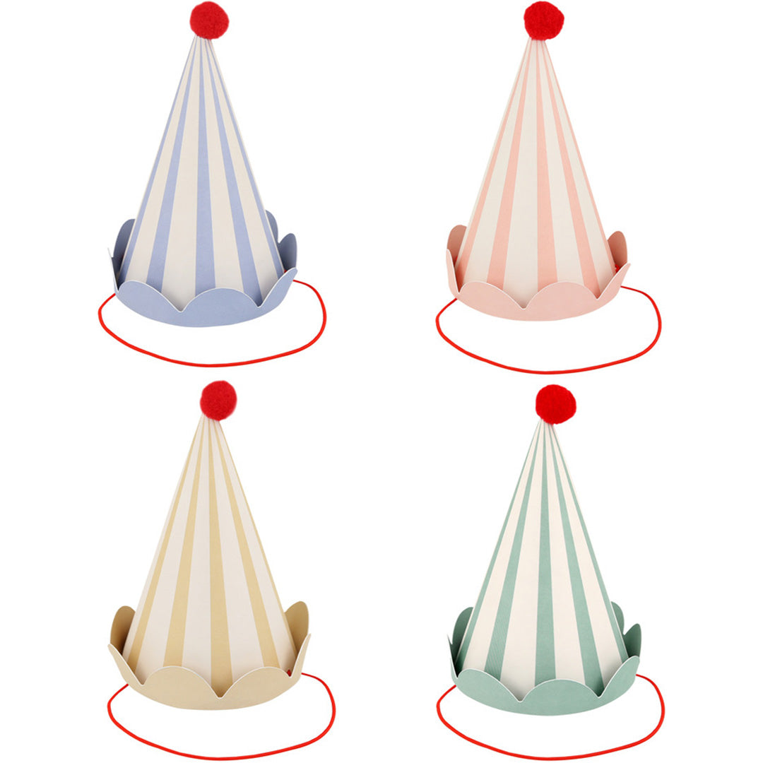 Vier gestreepte Meri Meri feesthoedjes in pastelkleuren met rode pompoms.