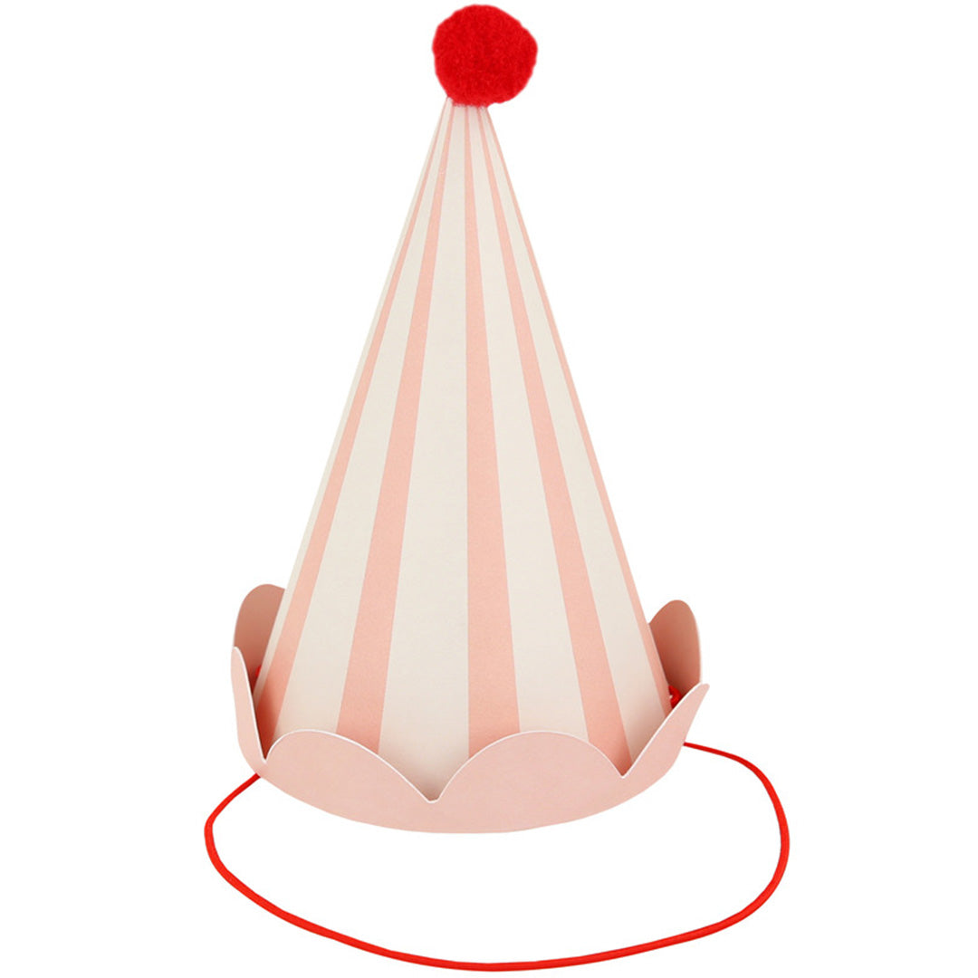 Een roze gestreept Meri Meri feesthoedje met een rode pompom.