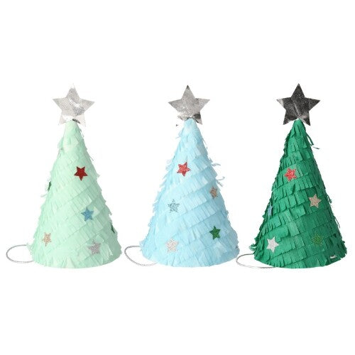 Drie Meri Meri feesthoedjes in de vorm van kerstbomen met sterren, in lichtgroen, lichtblauw en donkergroen.