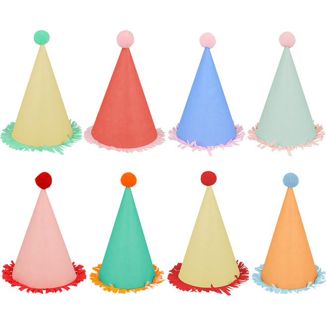 Acht Meri Meri feesthoedjes in verschillende pastelkleuren met pompons en franjes.
