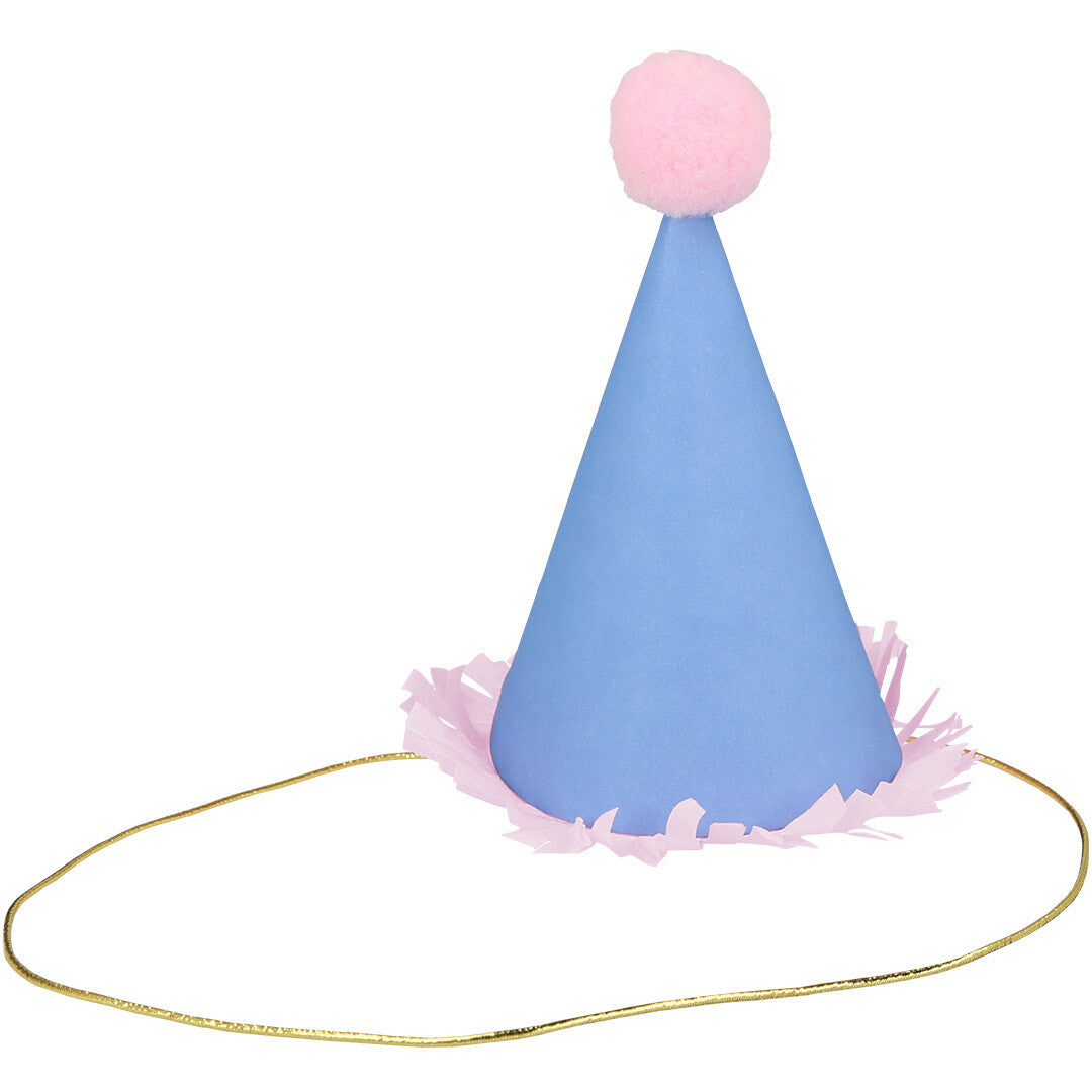 Een lichtblauw mini feesthoedje met een roze pompon en roze franjes.