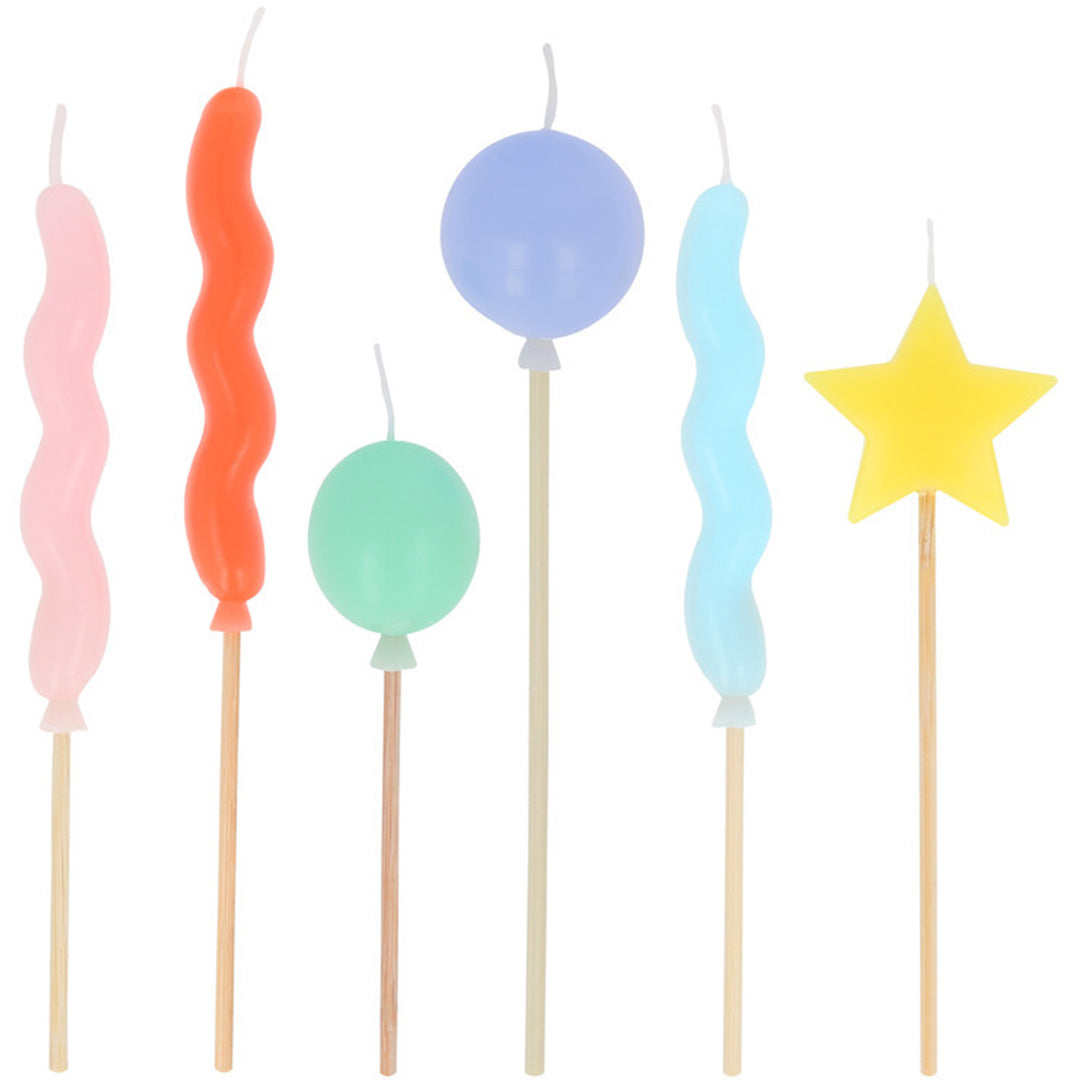 Zes kleurrijke Meri Meri verjaardagskaarsen in de vormen van golven, ballonnen en een ster.
