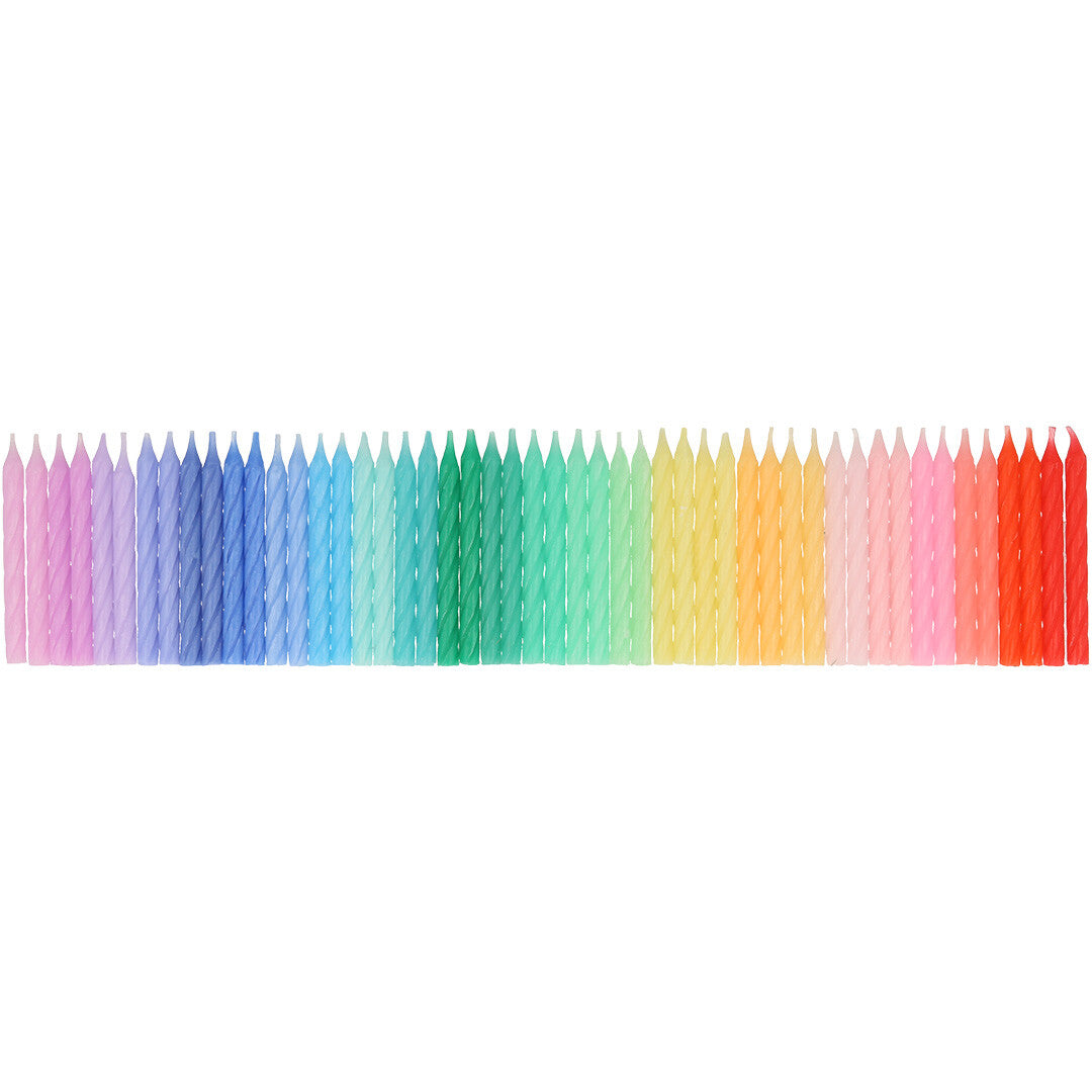 Meri Meri gedraaide verjaardagskaarsjes in een regenboogkleurenreeks.