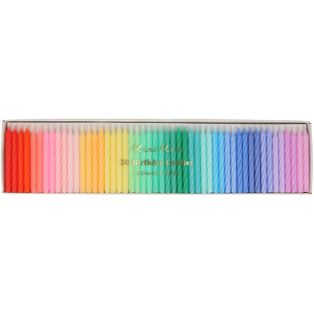 Verpakking van Meri Meri gedraaide regenboog verjaardagskaarsjes met de tekst '50 Birthday Candles'.