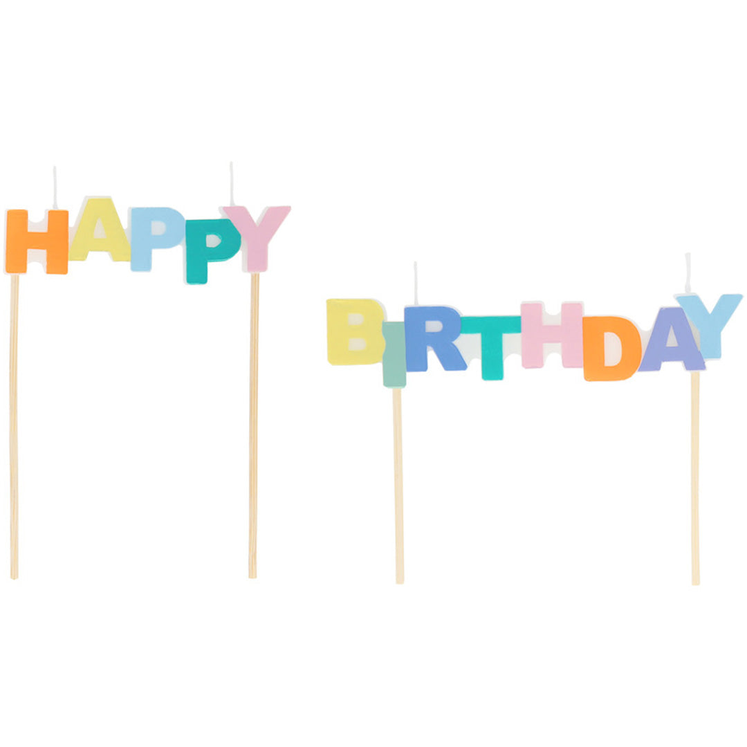 Meri Meri verjaardagskaarsen die de tekst 'Happy Birthday' vormen, staand op een witte achtergrond.