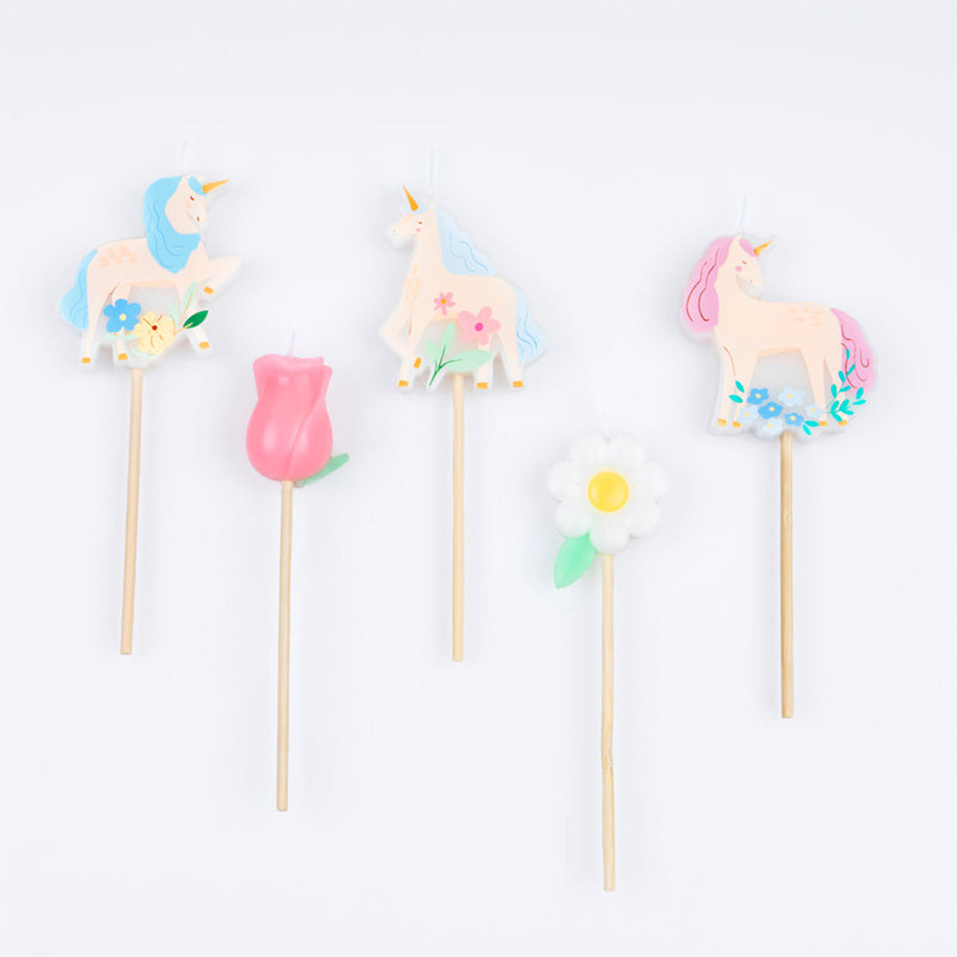 Vijf Meri Meri verjaardagskaarsjes met eenhoorns en bloemen, staand op een witte achtergrond.