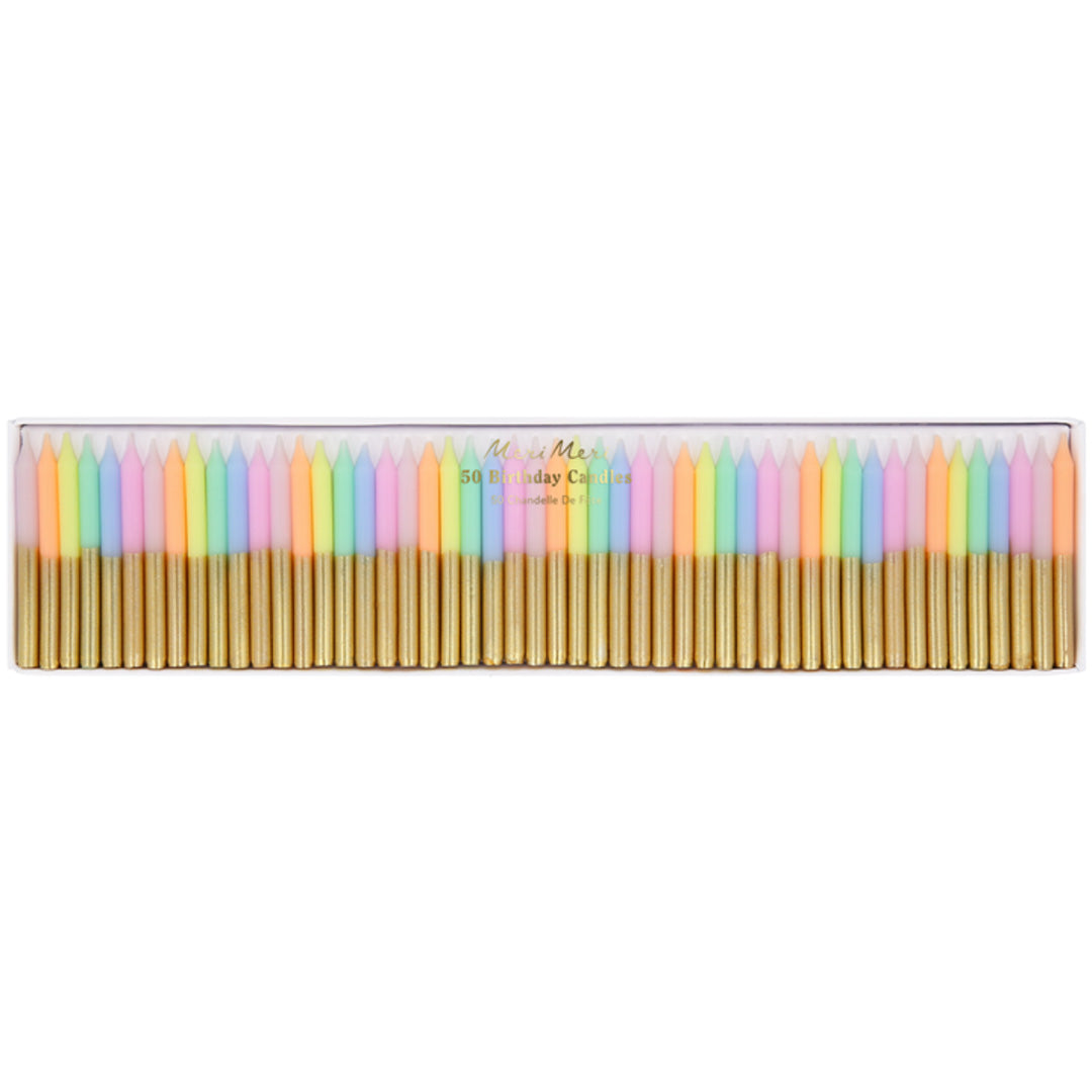 Verpakking van Meri Meri verjaardagskaarsen in pastelkleuren met gouden voetjes.
