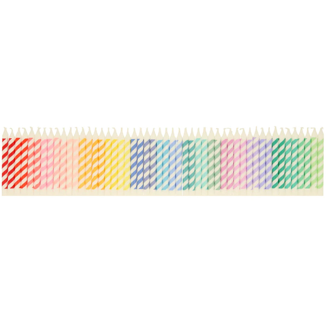 Meri Meri regenboog gestreepte verjaardagskaarsjes in een rij.