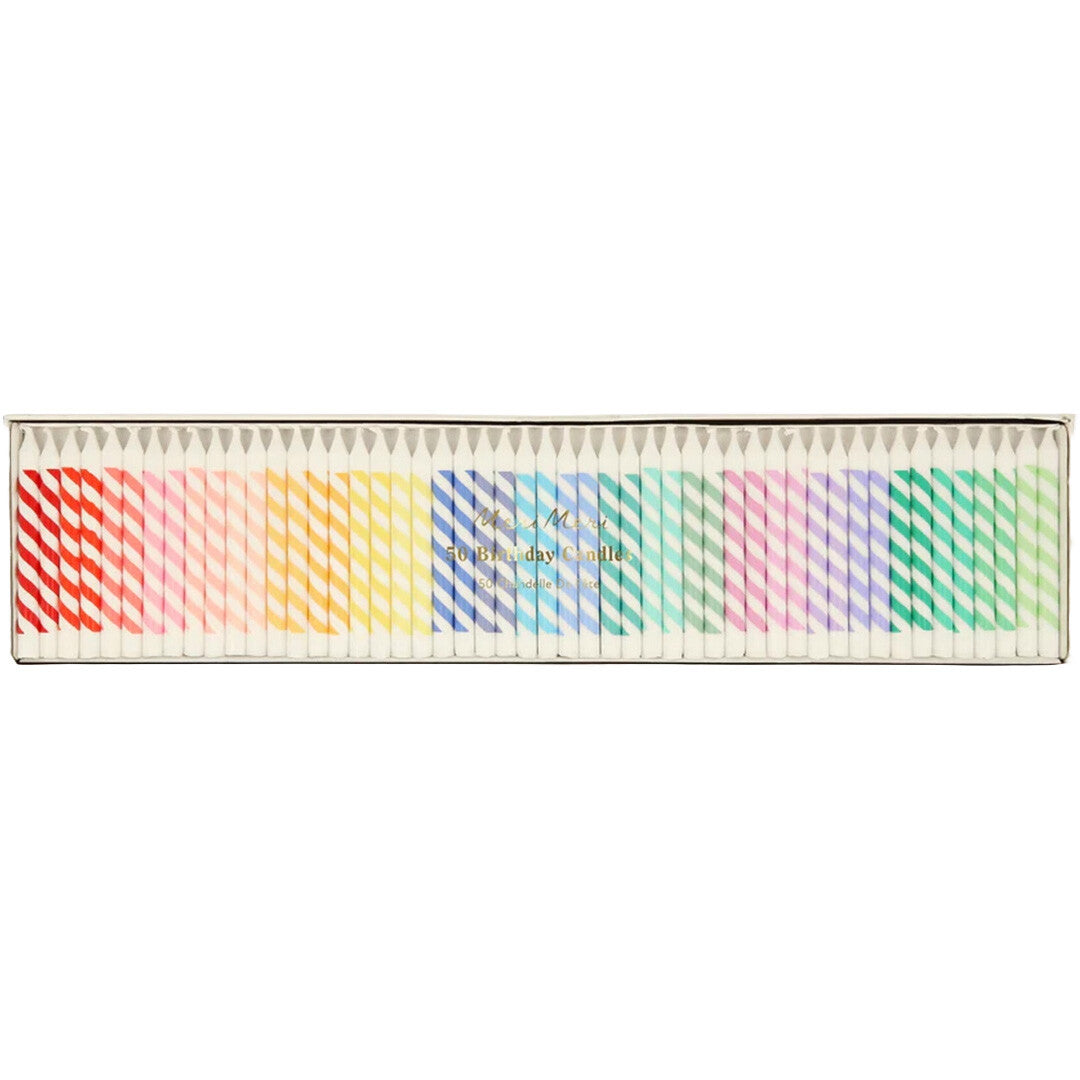 De verpakking van de Meri Meri regenboog gestreepte verjaardagskaarsjes.