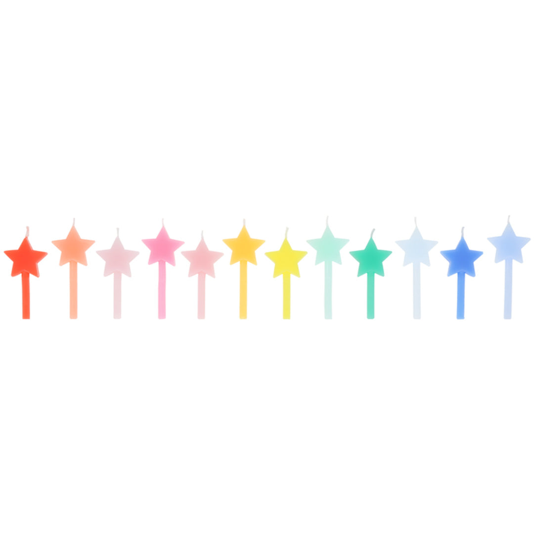 Meri Meri verjaardagskaarsen in de vorm van sterren in regenboogkleuren, op een rij.