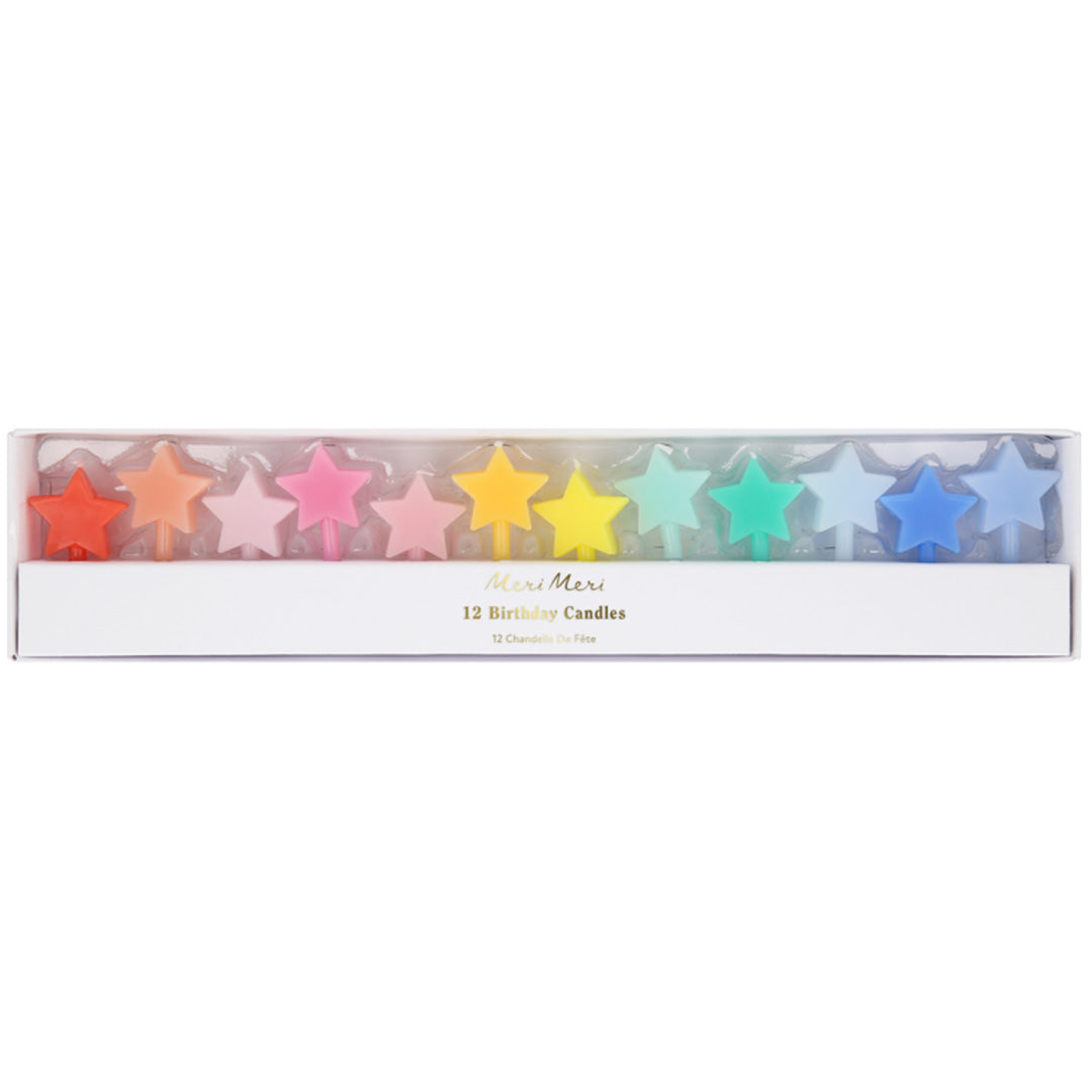 De verpakking van Meri Meri verjaardagskaarsen in de vorm van sterren in regenboogkleuren.