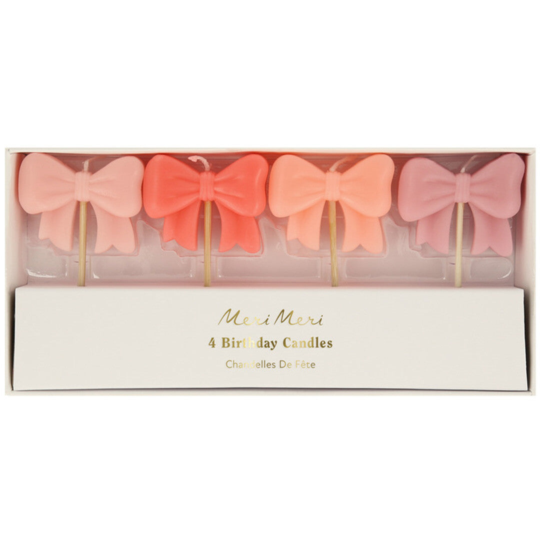 De verpakking van de Meri Meri set met vier roze strikjes verjaardagskaarsen.
