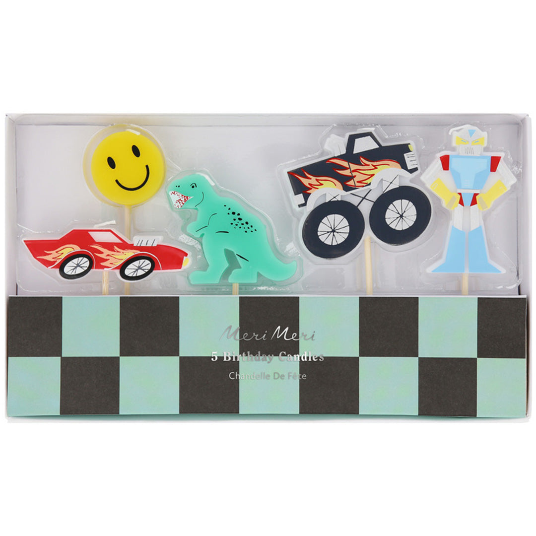 Verpakking van de Meri Meri set met vijf verjaardagskaarsen in de vorm van een raceauto, dinosaurus, smiley, robot en monstertruck.