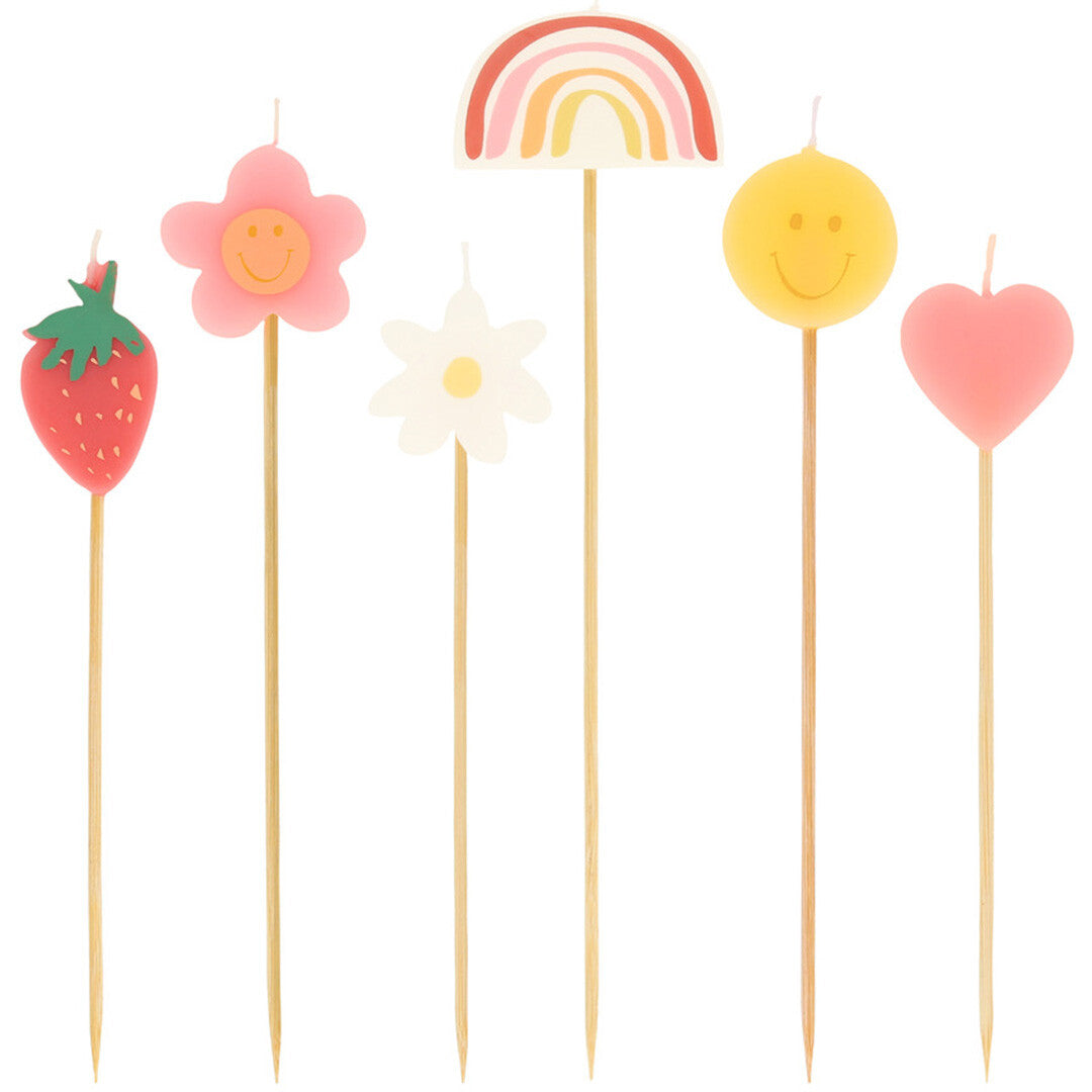 Meri Meri set van zes vrolijke verjaardagskaarsjes met figuren zoals een aardbei, bloemen, een regenboog en smileygezichtjes.