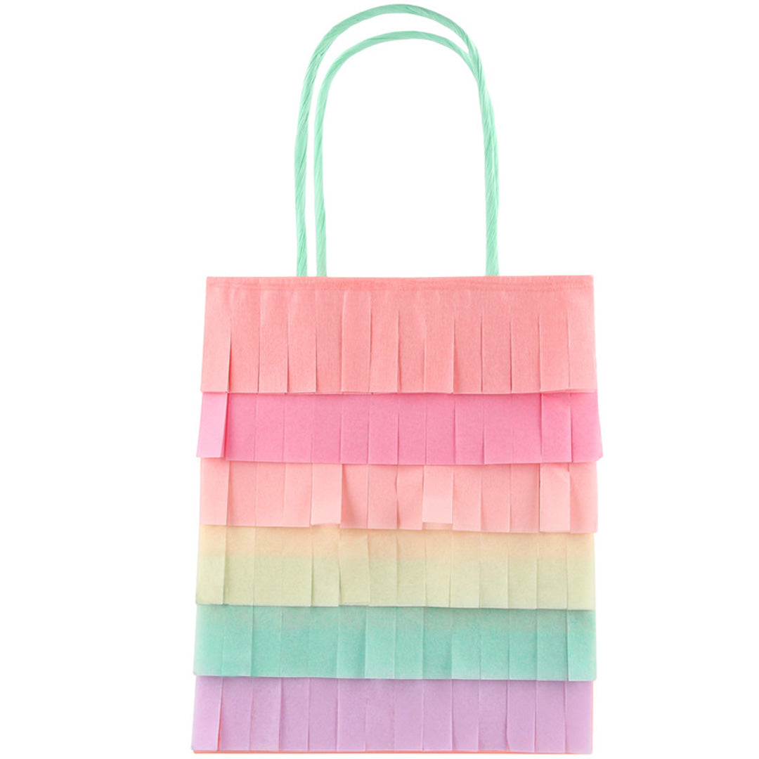 Meri Meri feesttasje met pastelkleurige regenboogfranjes en groene hengsels.