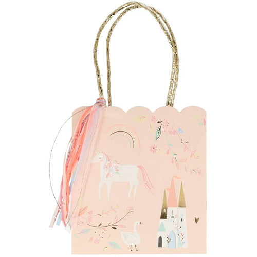 Meri Meri roze papieren cadeautasje met eenhoorn, kasteel, zwaan en regenboogpatroon, gouden handvatten en een kleurrijke kwast.