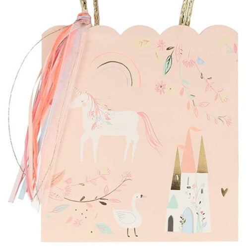 Detail van een Meri Meri roze papieren cadeautasje met eenhoorn, kasteel, zwaan en regenboogpatroon.