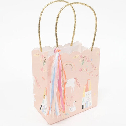 Meri Meri roze papieren cadeautasje met eenhoorn, kasteel, zwaan en regenboogpatroon, schuin van voren en zijkant gezien.