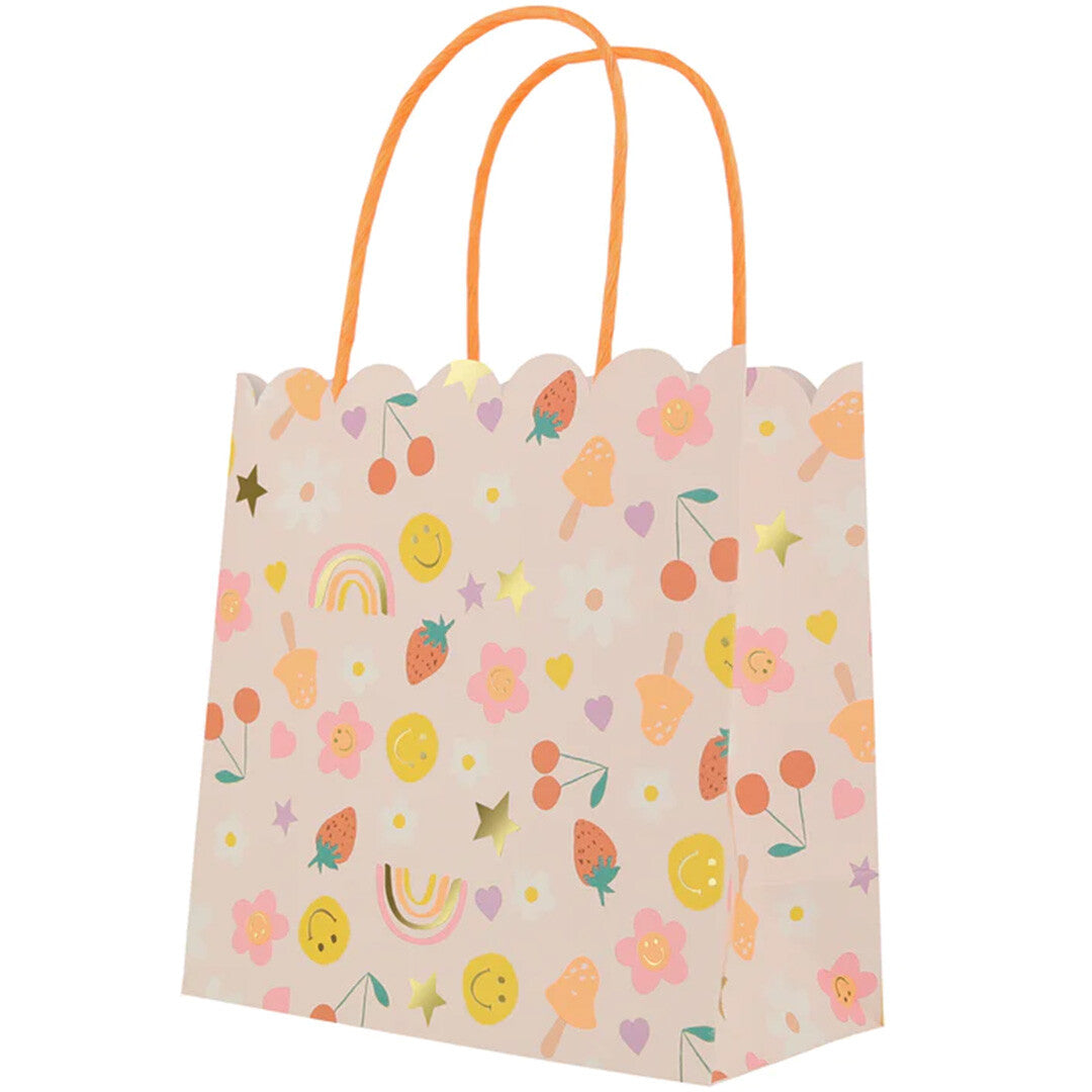 Meri Meri roze cadeautasje met vrolijke figuurtjes, waaronder bloemen, regenbogen en sterren, en oranje hengsels.