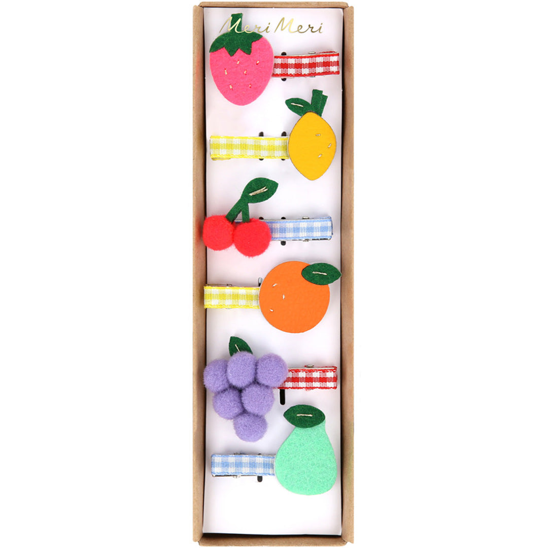 De Meri Meri haarclips met fruitfiguren in een bruine kartonnen verpakking.