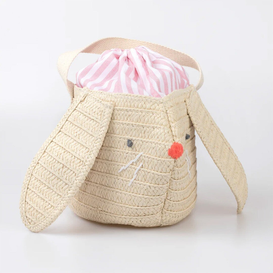 Meri Meri kinder konijnentas van beige vlechtwerk met hangende oren en roze gestreepte binnenvoering.