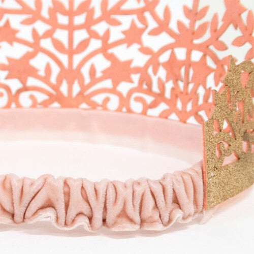 Detail van de elastische roze band aan de achterkant van de Meri Meri gouden glitter kinderkroon.