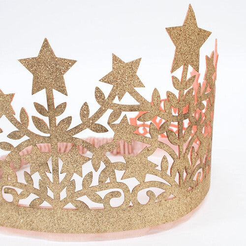 Meri Meri gouden glitter kinderkroon met sterren en bladeren, schuin van voren gefotografeerd.