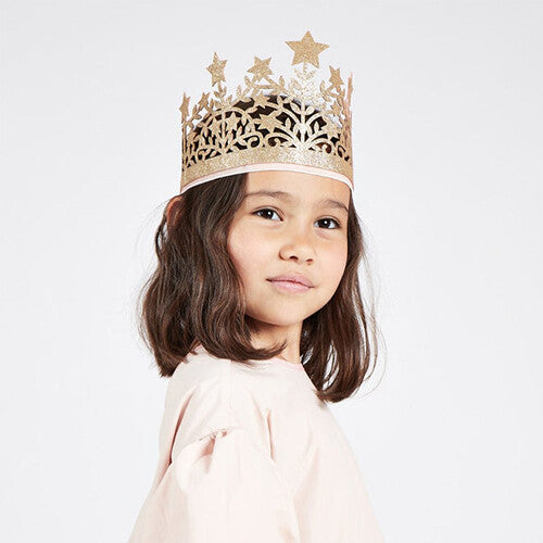 Een kind draagt de Meri Meri gouden glitter kinderkroon met sterren en bladeren.