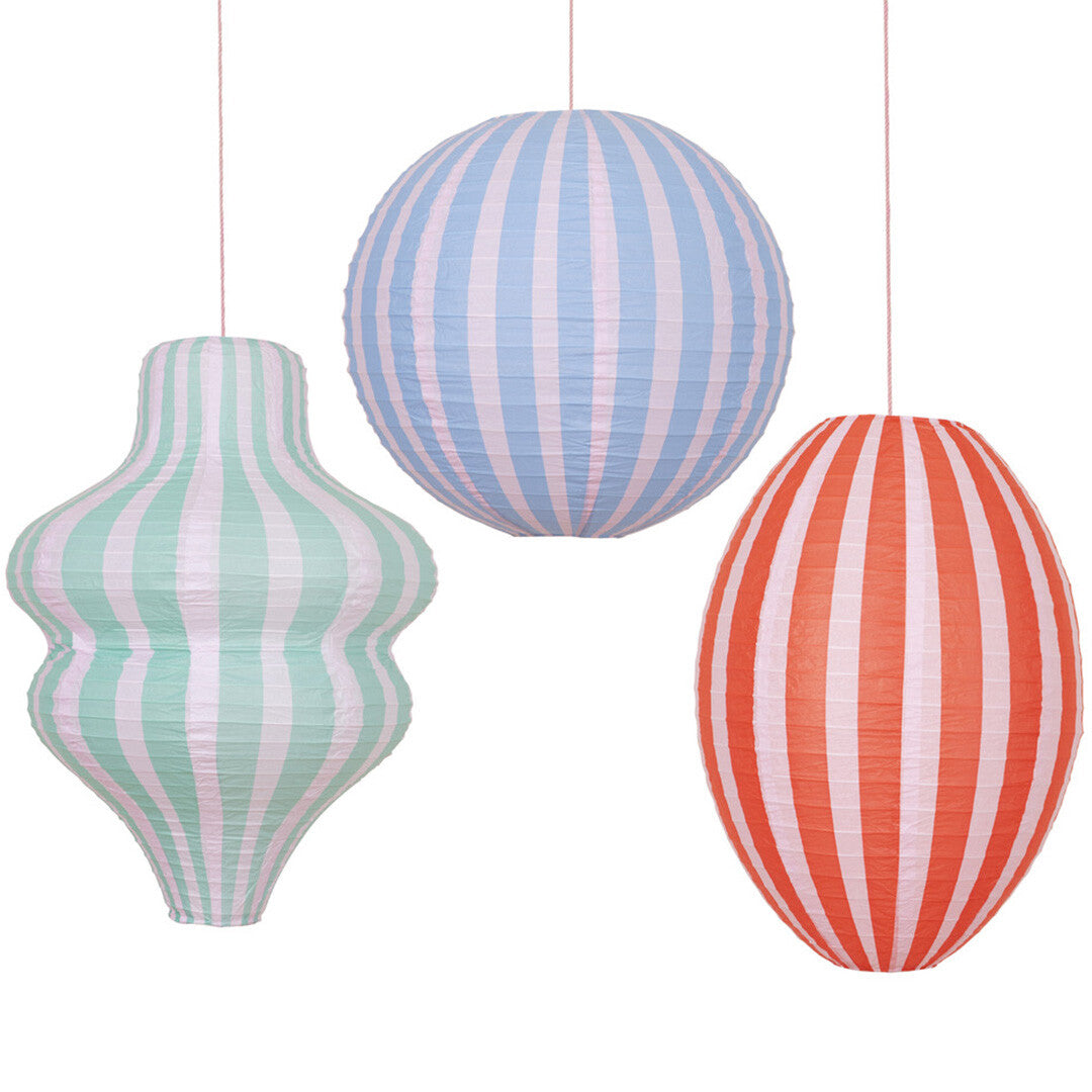Drie Meri Meri gestreepte papieren lampionnen in verschillende vormen en kleuren.