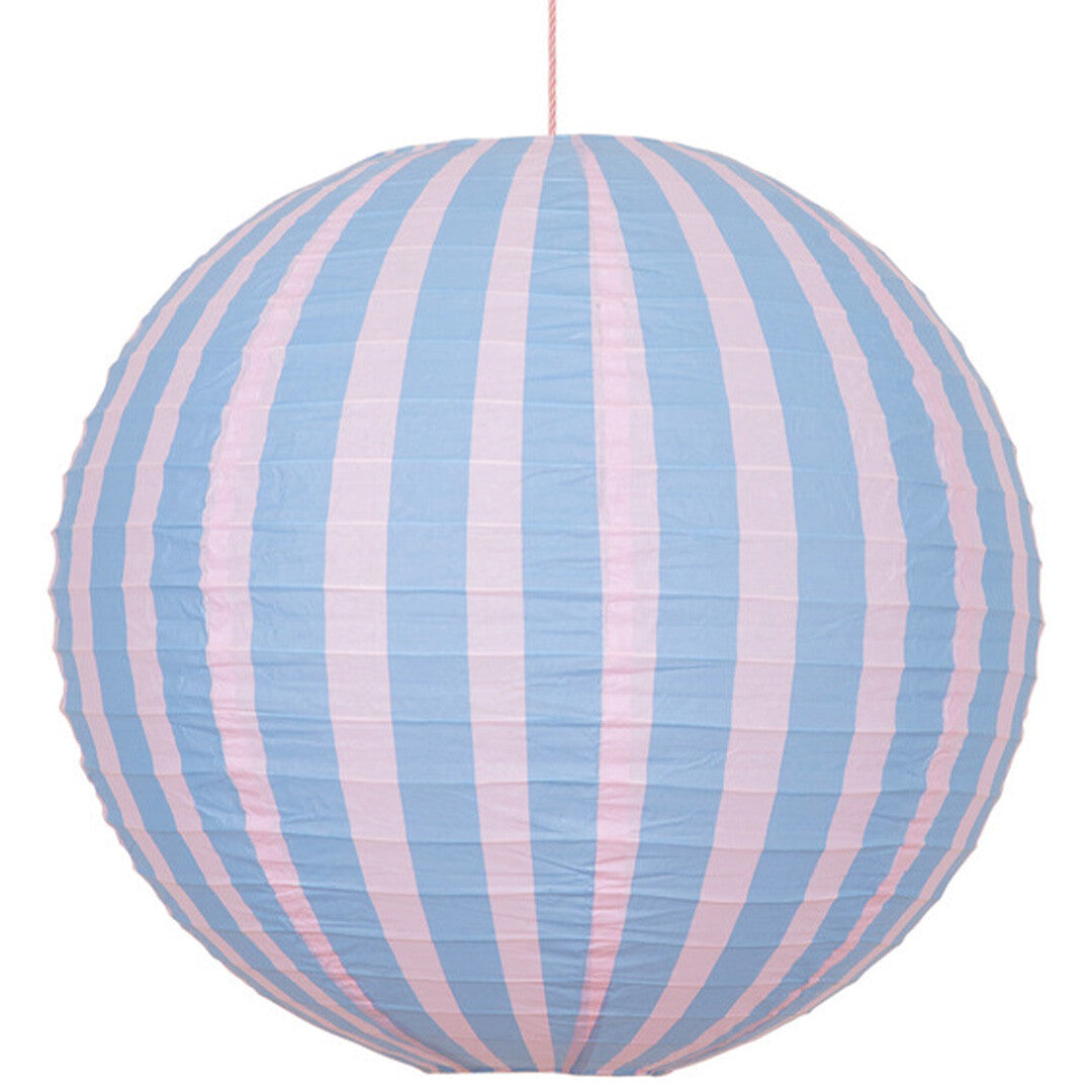 Ronde Meri Meri lampion met lichtblauwe en roze strepen.