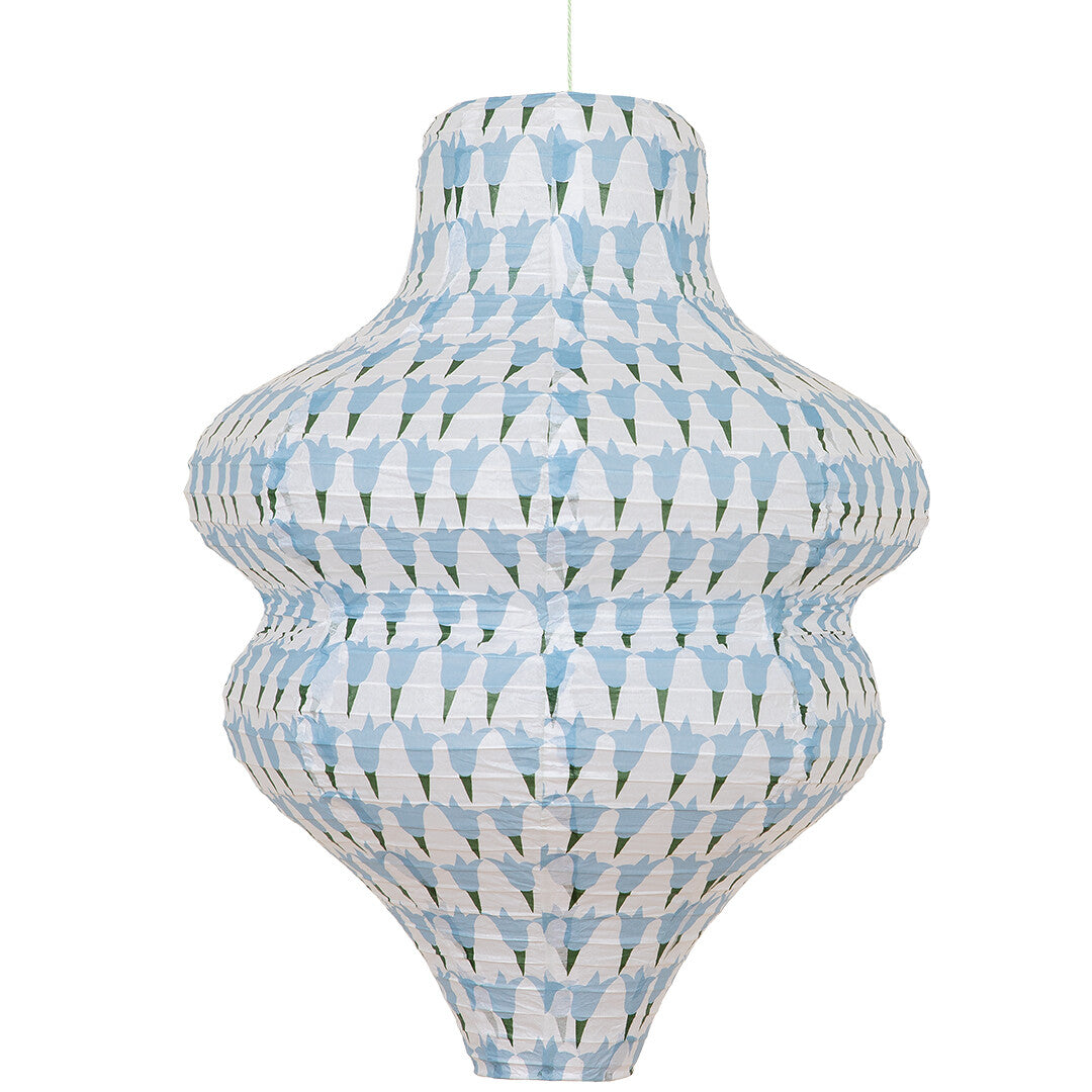 Een Meri Meri papieren lampion in zandloper-vorm met een blauw geometrisch patroon, geïsoleerd op een witte achtergrond.