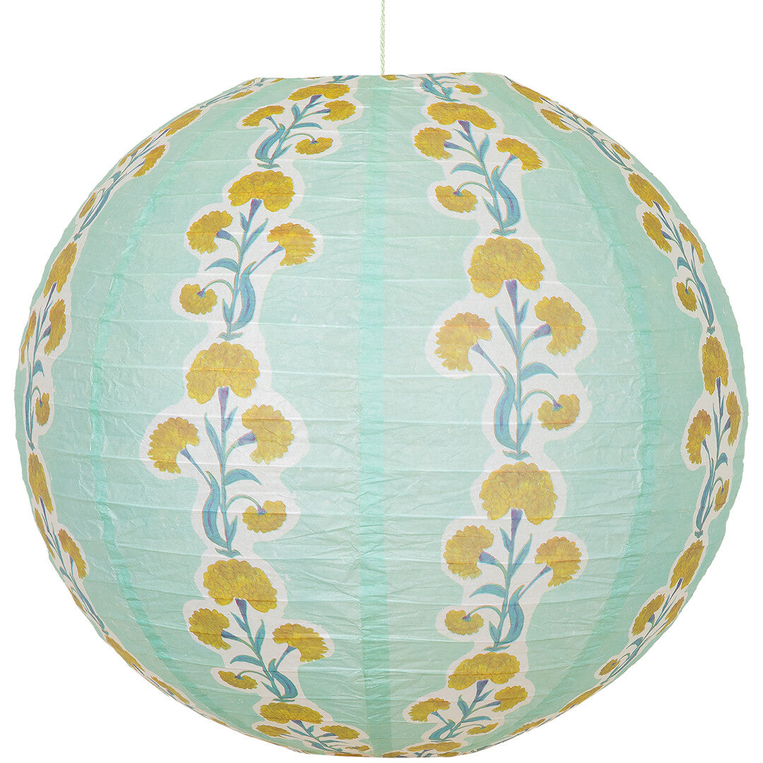 Een ronde Meri Meri papieren lampion met een patroon van gele bloemen, geïsoleerd op een witte achtergrond.